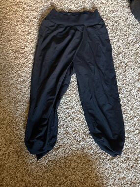 Lululemon athletica Black Relaxed Fit Jogger Capri Pants